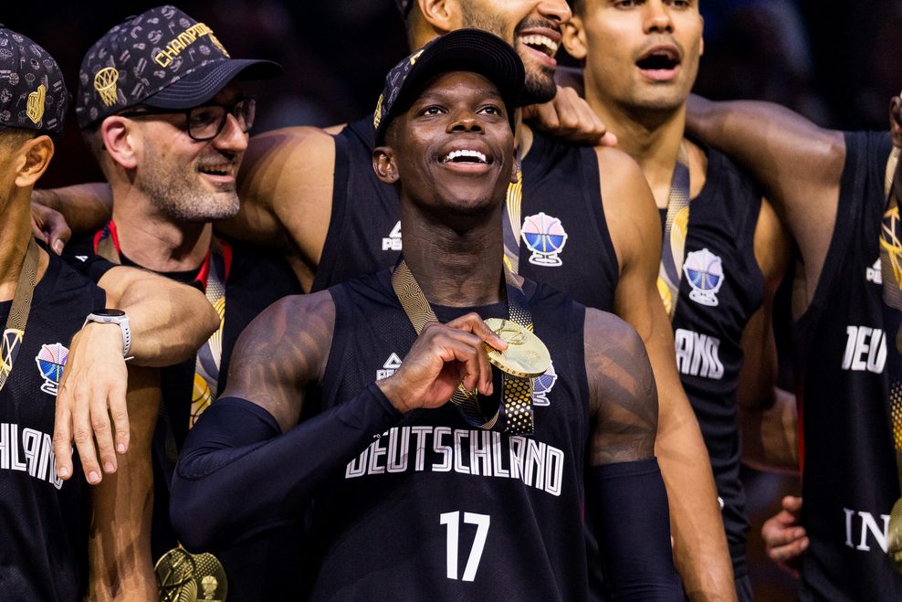 Dennis Schröder bei der Siegerzeremonie