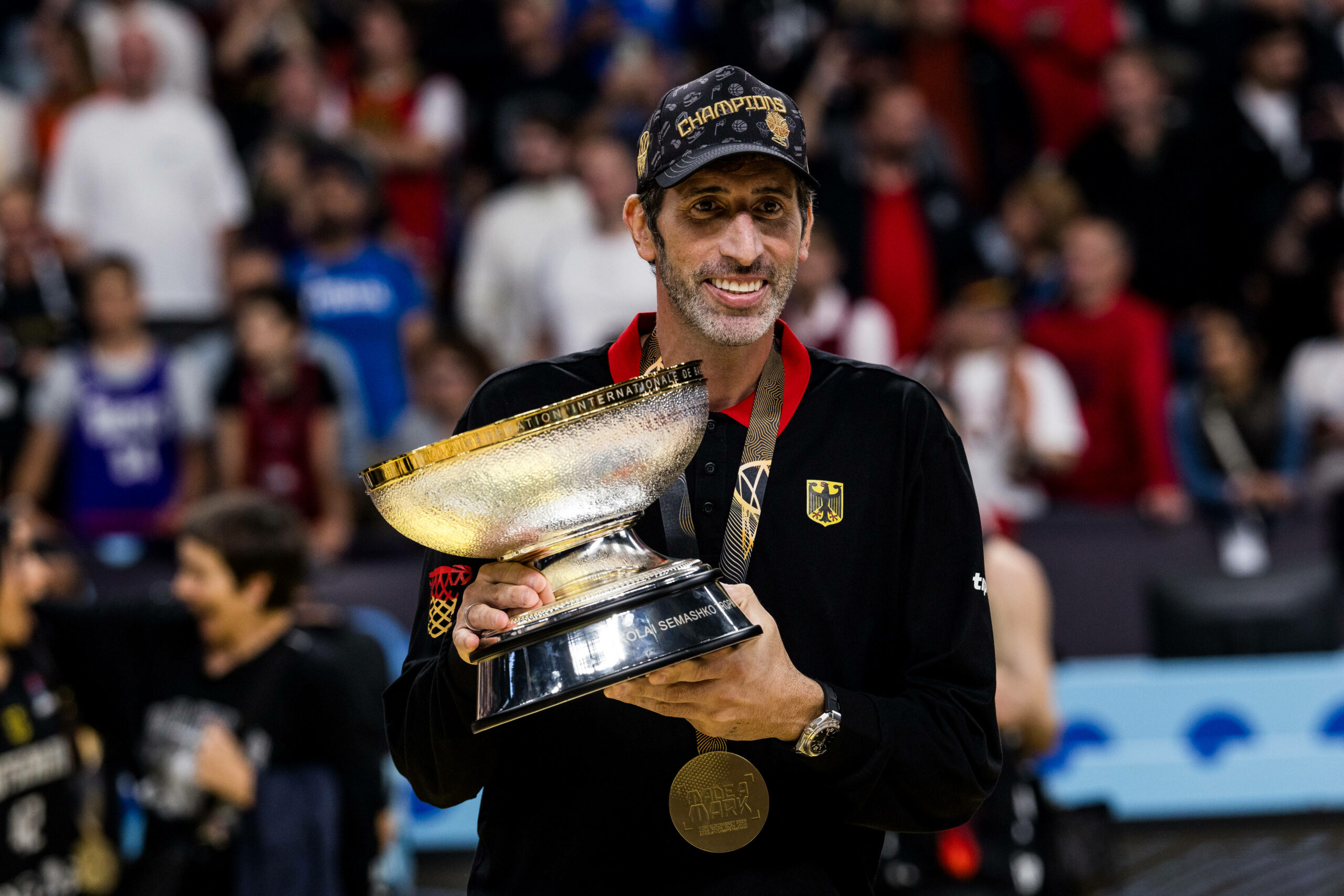Bundestrainer Alex Mumbrú mit dem EM-Pokal
