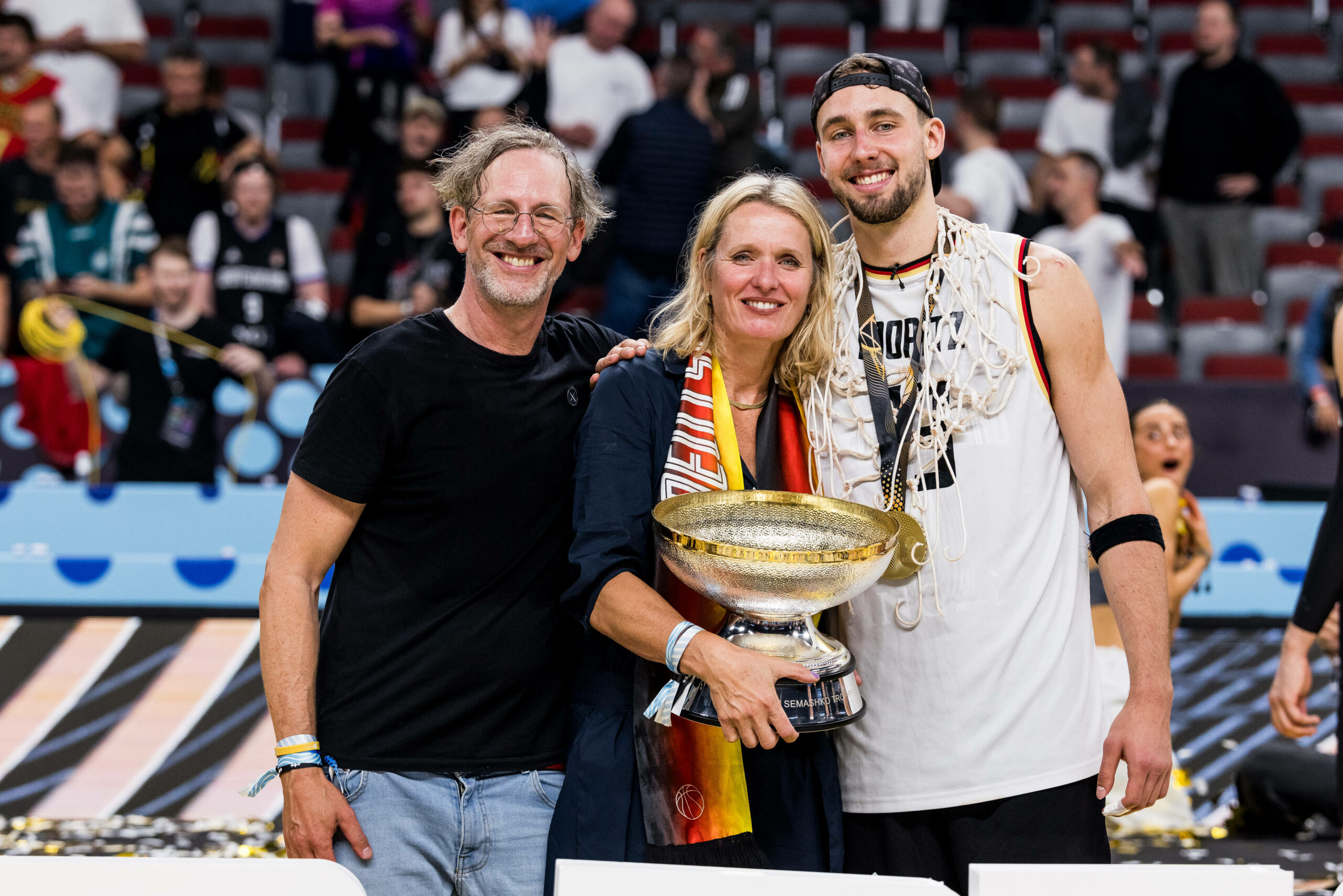 Franz Wagner mit seinen Eltern und dem EM-Pokal