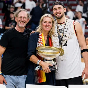 Franz Wagner mit seinen Eltern und dem EM-Pokal