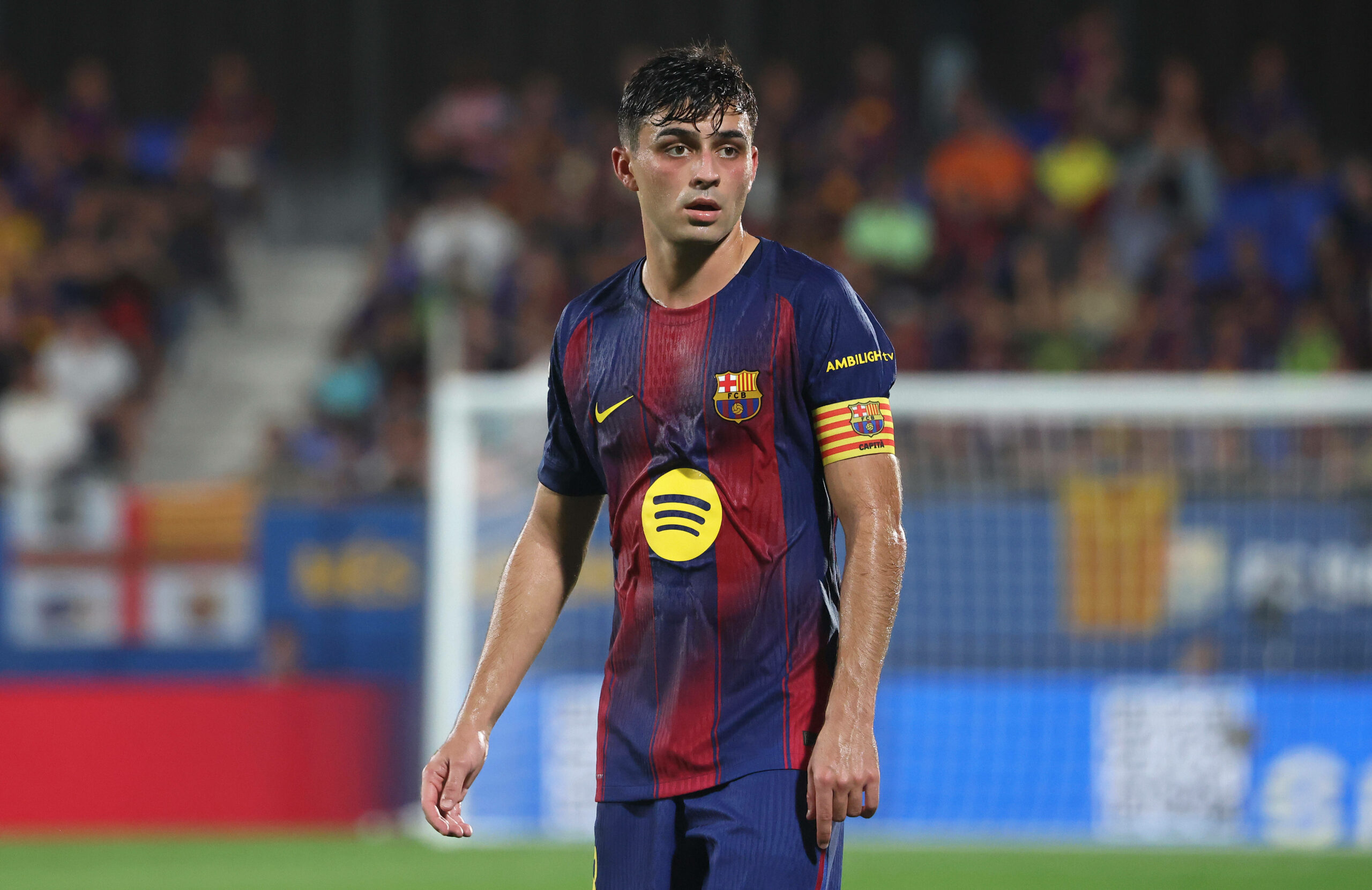 Pedri vor den Rängen des Johan-Cruyff-Stadions.