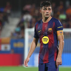 Pedri vor den Rängen des Johan-Cruyff-Stadions.