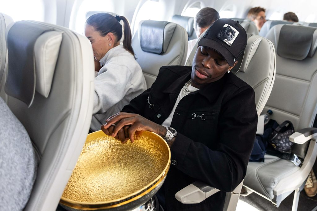Dennis Schröder schlafend im Flugzeug