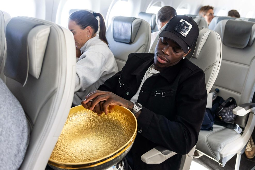 Dennis Schröder schlafend im Flugzeug