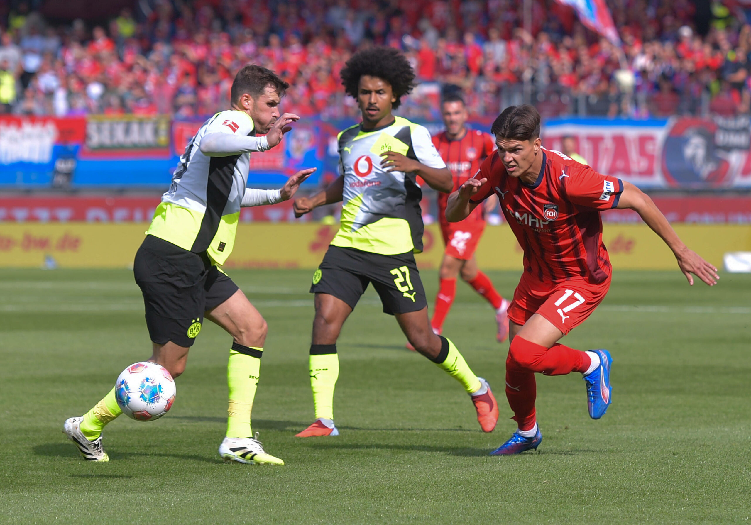 Mathias Honsak legt sich den Ball an Pascal Groß und Karim Adeyemi vorbei