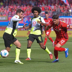 Mathias Honsak legt sich den Ball an Pascal Groß und Karim Adeyemi vorbei