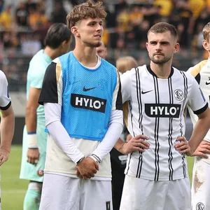 Otto Stange und Lukasz Poreba vor der Fankurve der SV Elversberg