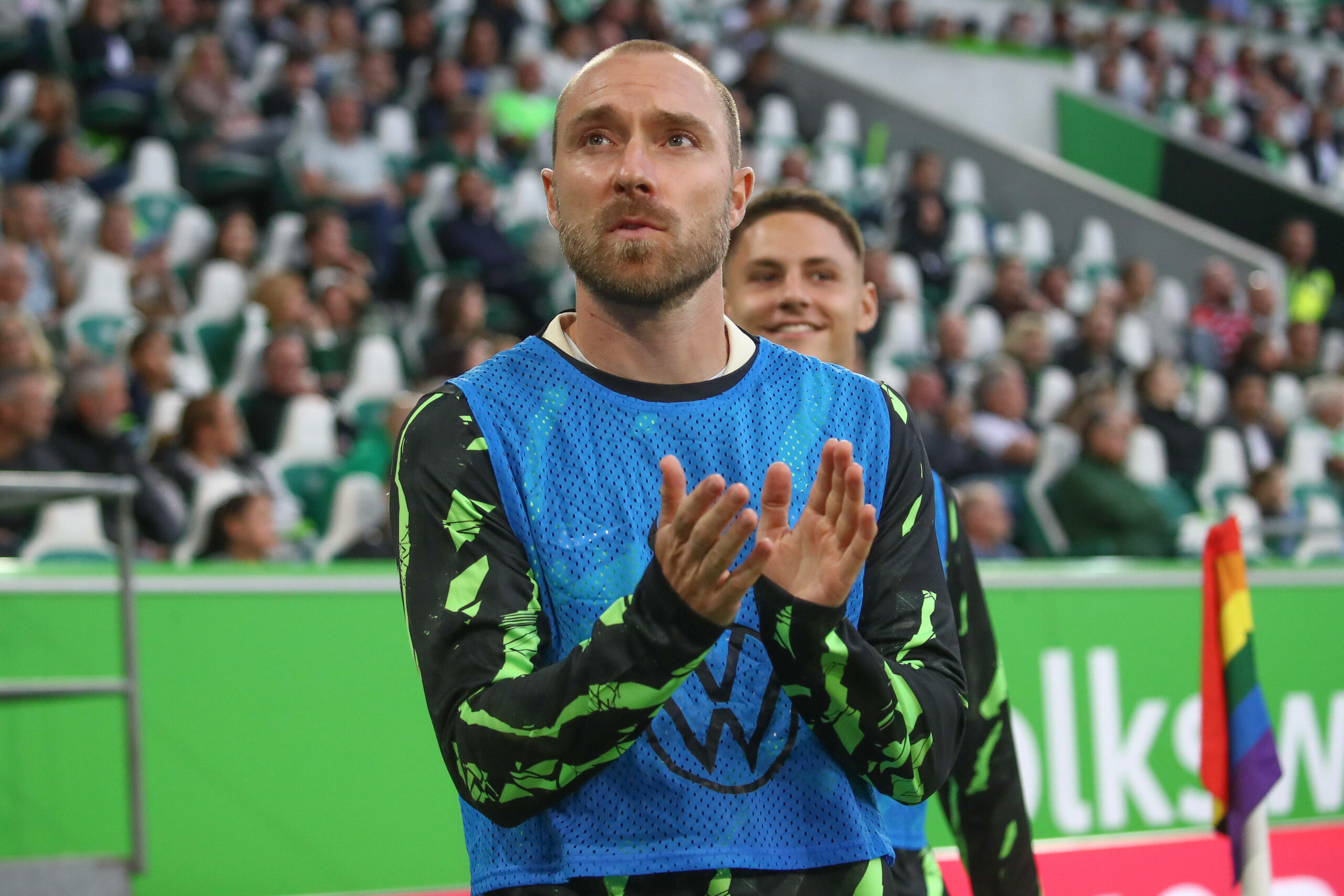 Christian Wolfsburg applaudiert den Wolfsburg-Fans.