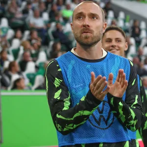 Christian Wolfsburg applaudiert den Wolfsburg-Fans.