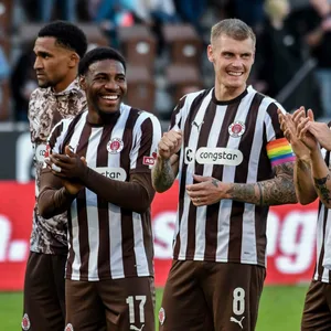 St. Pauli-Profis lachen und jubeln