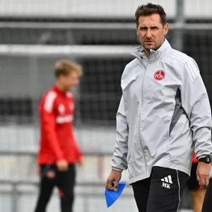 Miroslav Klose auf dem Trainingsplatz mit einem Hütchen in der Hand