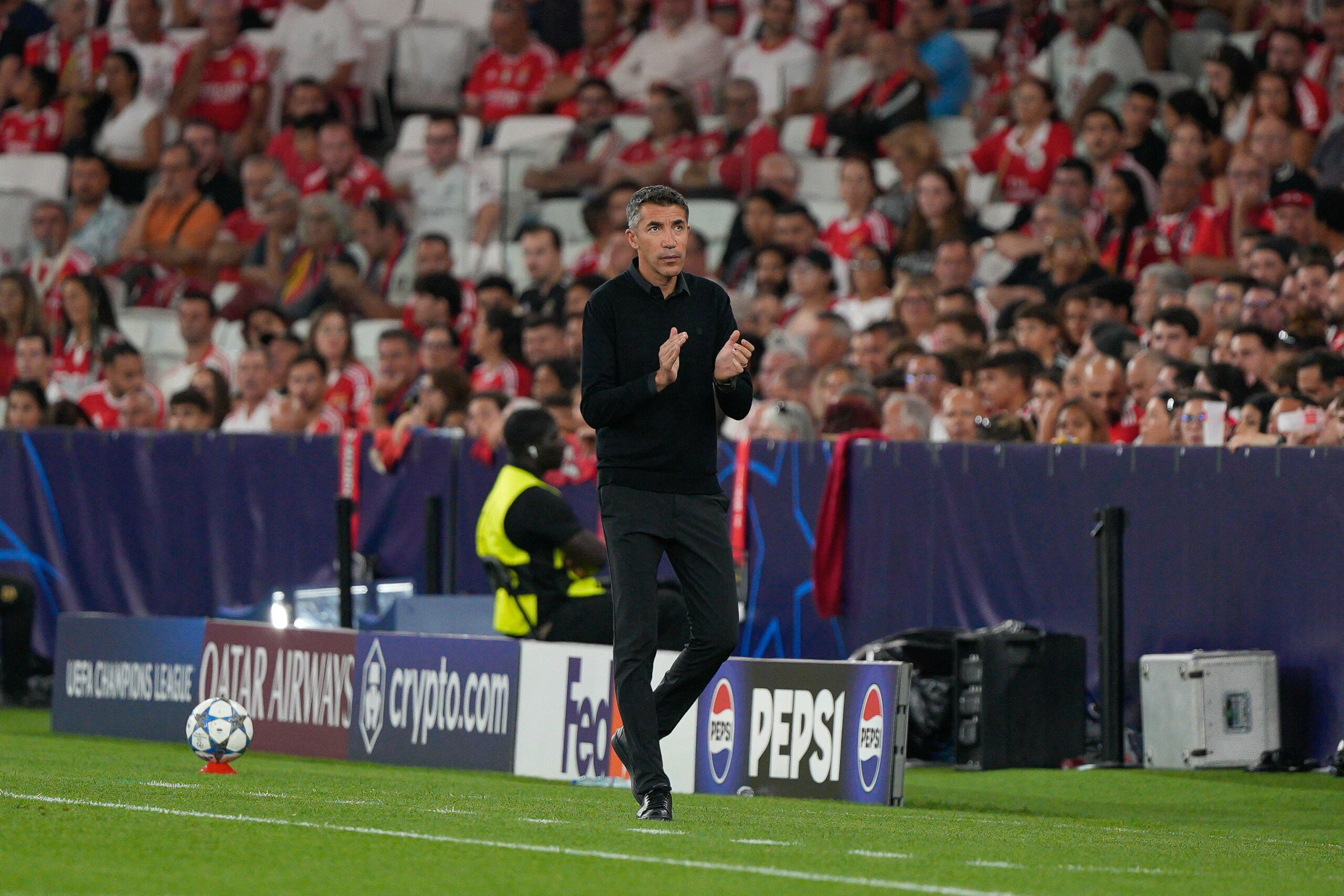 Benfica-Trainer Bruno Lage an der Seitenlinie beim Champions-League-Spiel gegen Qarabag im Estádio da Luz in Lissabon
