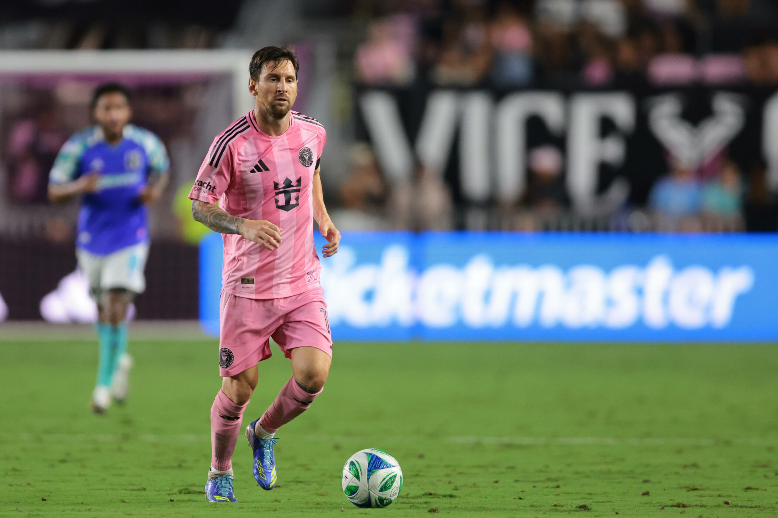 Lionel Messi (Inter Miami CF) am Ball im Spiel der MLS gegen die Seattle Sounders im Chase Stadium in Fort Lauderdale