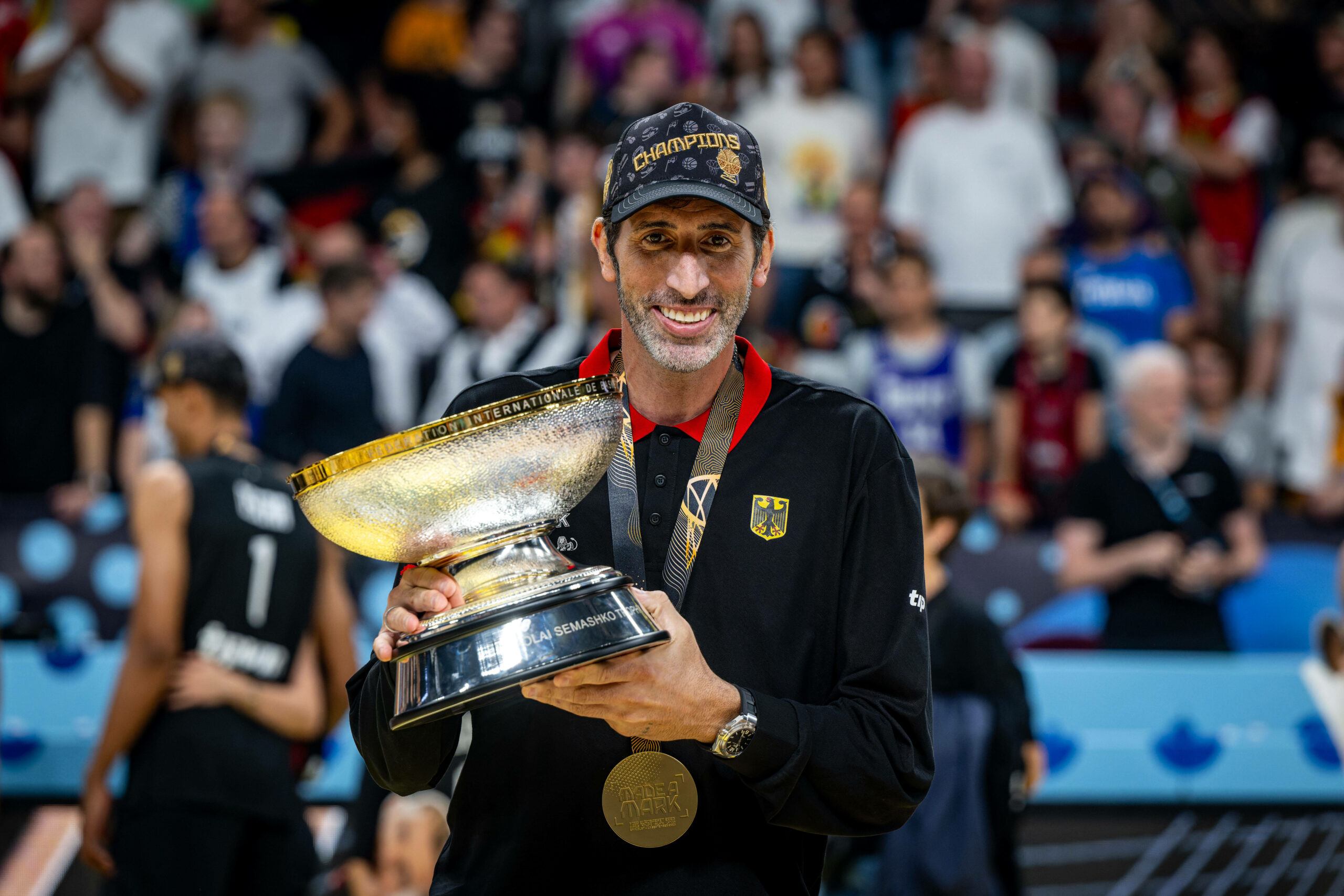 Alex Mumbru mit der EM-Trophäe.