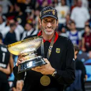 Alex Mumbru mit der EM-Trophäe.