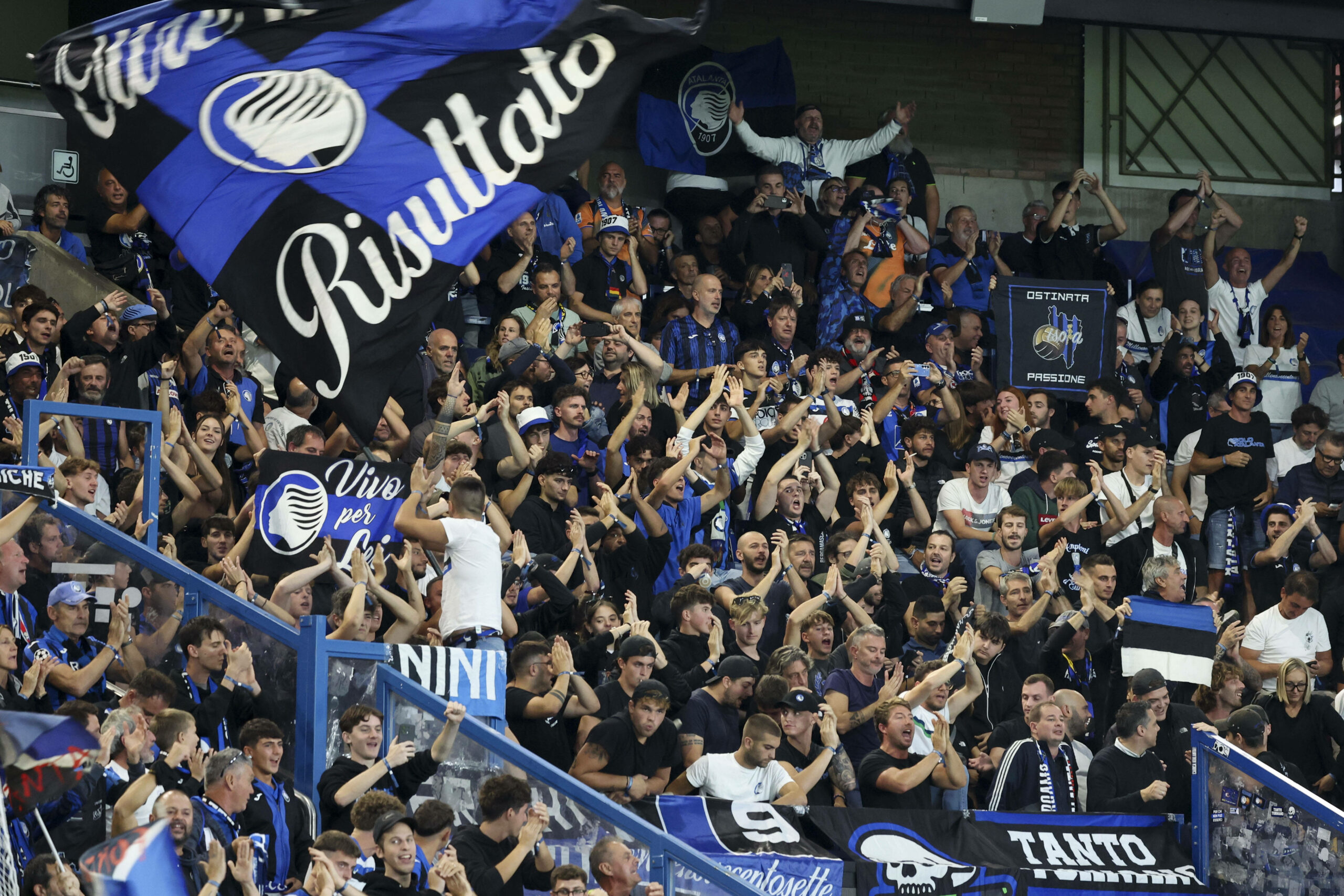 Ultras von Atalanta vor dem Champions-League-Spiel gegen Paris Saint-Germain in Paris