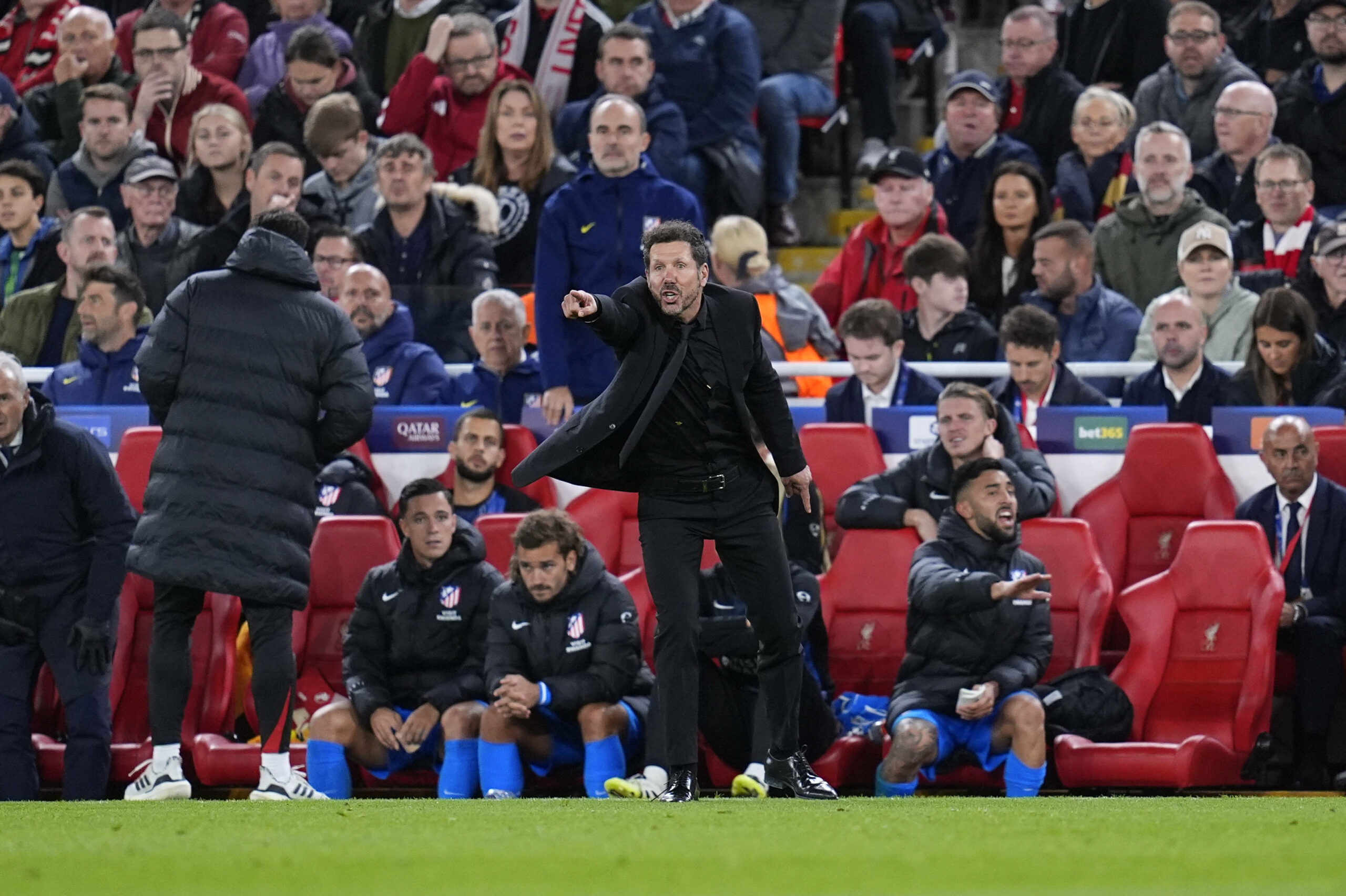 Atlético-Trainer Diego Simeone reagiert während des Champions-League-Spiels bei Liverpool an der Anfield Road