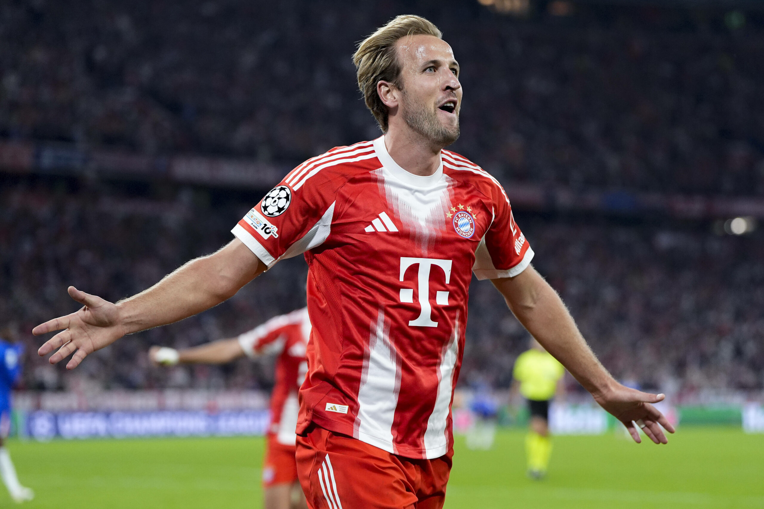 Harry Kane (FC Bayern) jubelt nach seinem zweiten Treffer im Champions-League-Spiel gegen den FC Chelsea in München