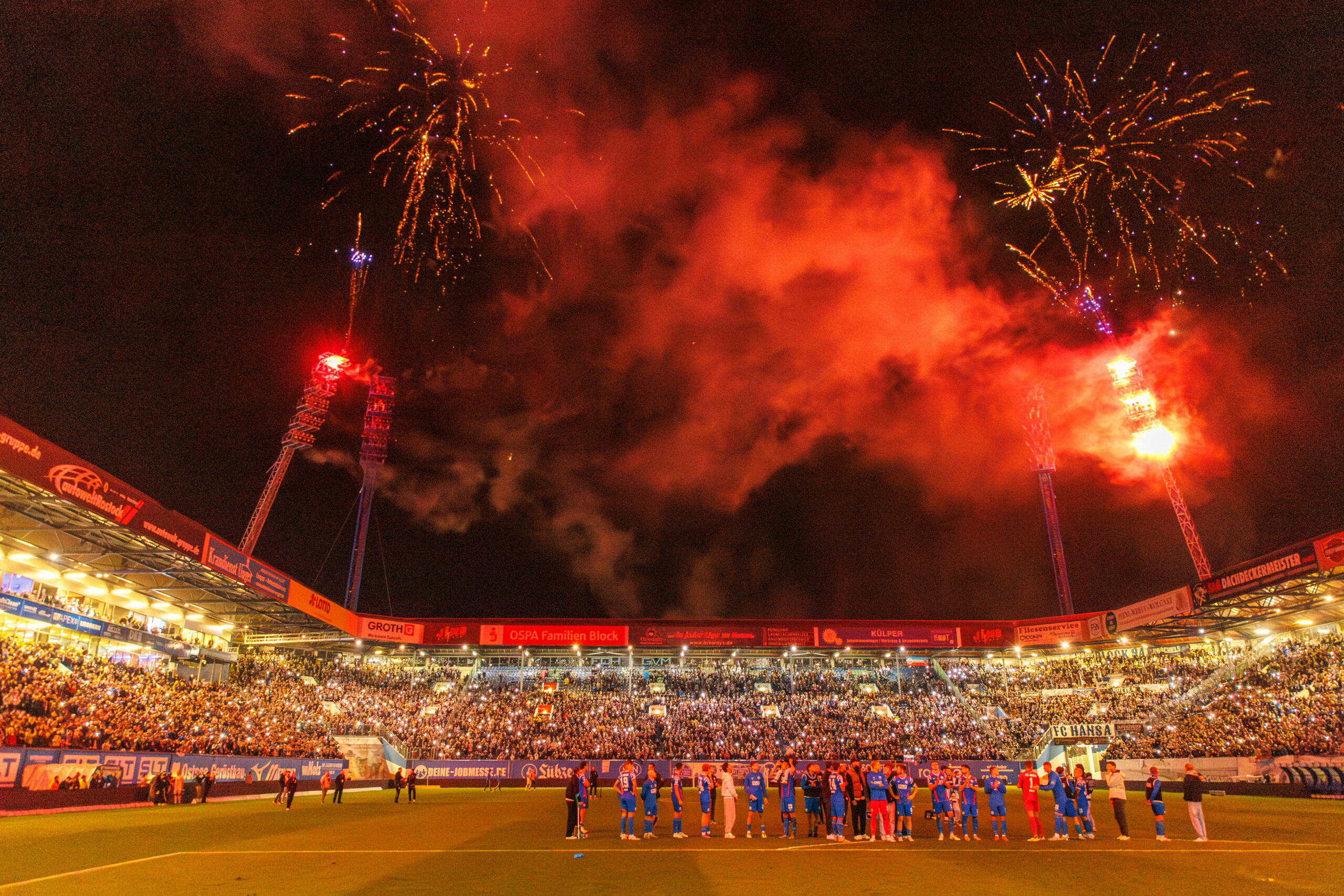 Nach dem Spiel wurden die alten Flutlichtmasten mit einer genehmigten Pyrotechnik verabschiedet. Dabei wurde eine Junge und andere Personen verletzt