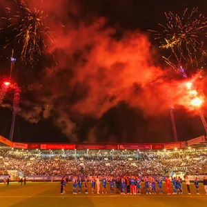 Nach dem Spiel wurden die alten Flutlichtmasten mit einer genehmigten Pyrotechnik verabschiedet. Dabei wurde eine Junge und andere Personen verletzt
