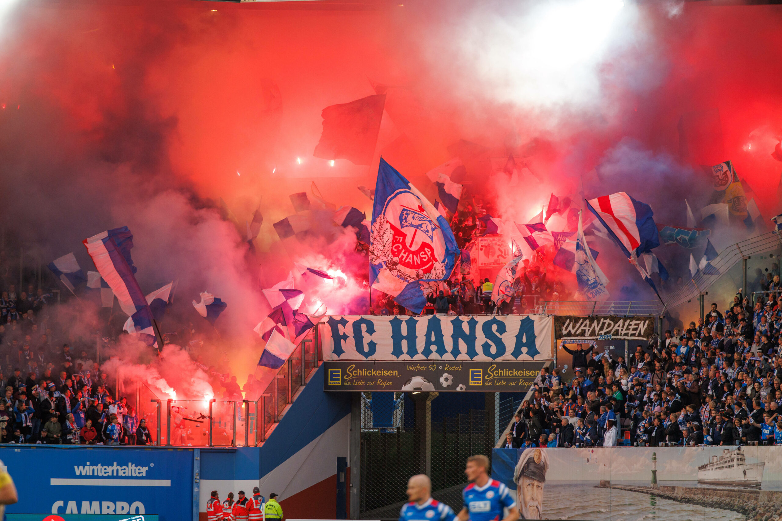 Rostock-Fans brennen in ihrem Block Pyro-Technik ab
