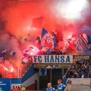 Rostock-Fans brennen in ihrem Block Pyro-Technik ab