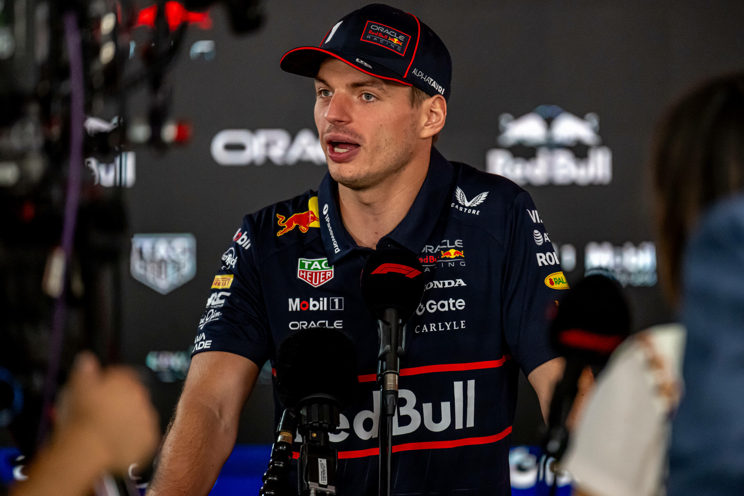 Max Verstappen spricht bei einer Pressekonferenz