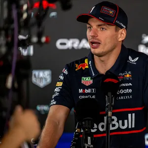 Max Verstappen spricht bei einer Pressekonferenz