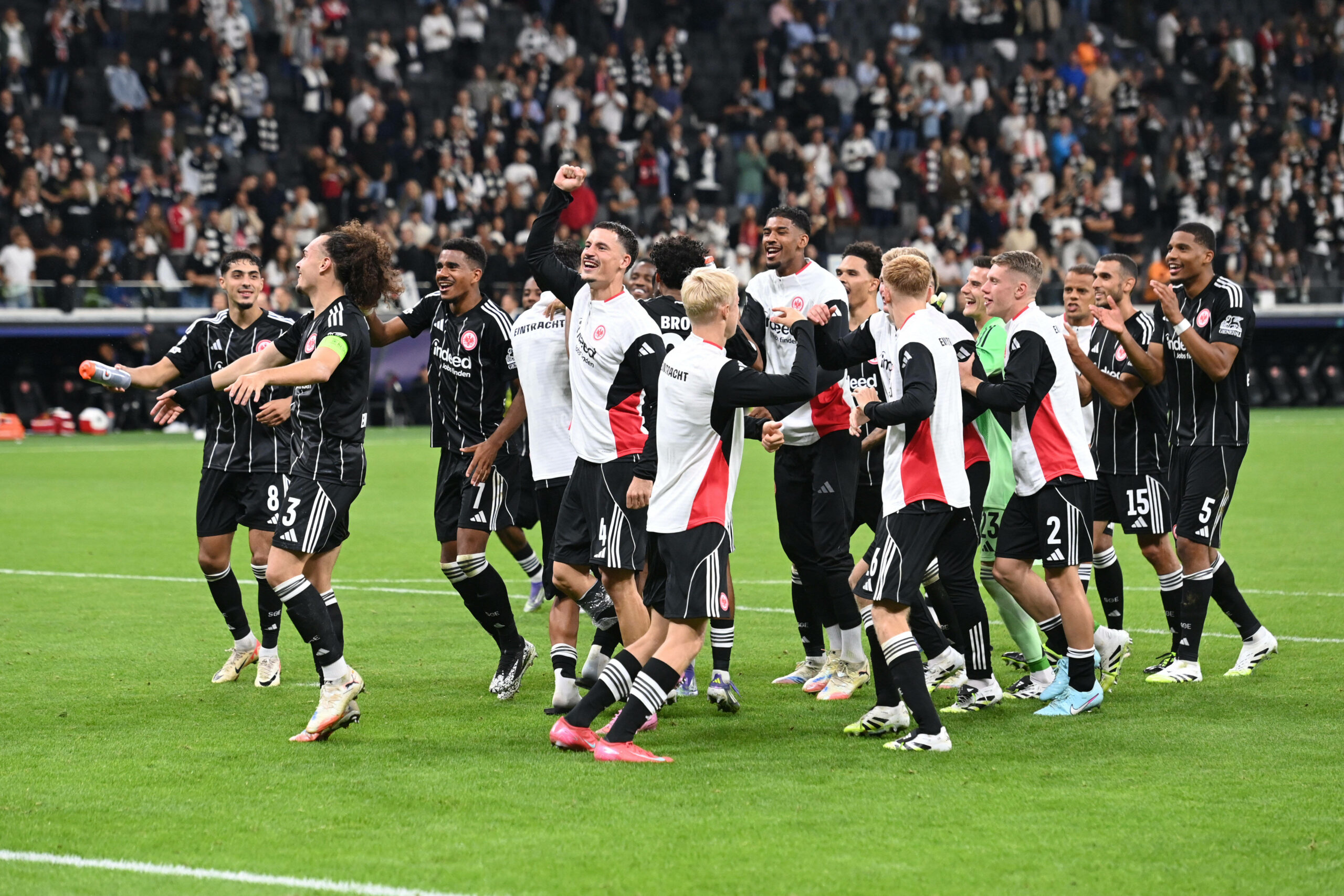 Eintracht Frankfurts Spieler tanzen vor der Fankurve