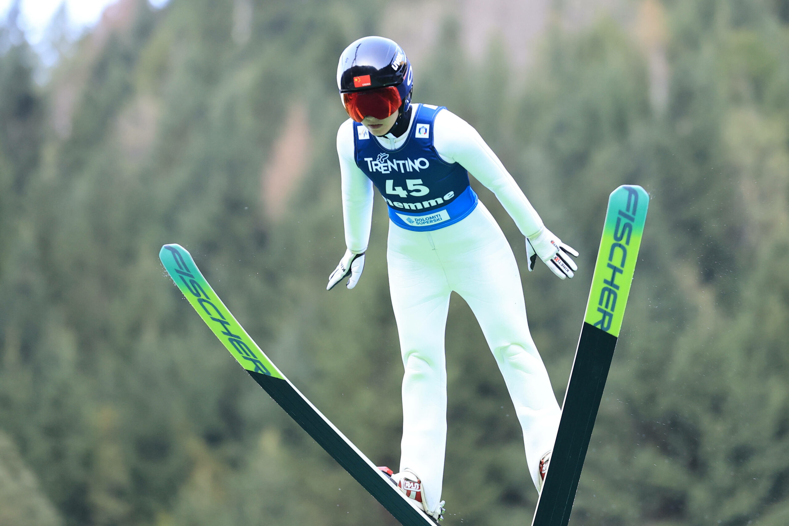 Eine Skispringerin springt von der Schanze
