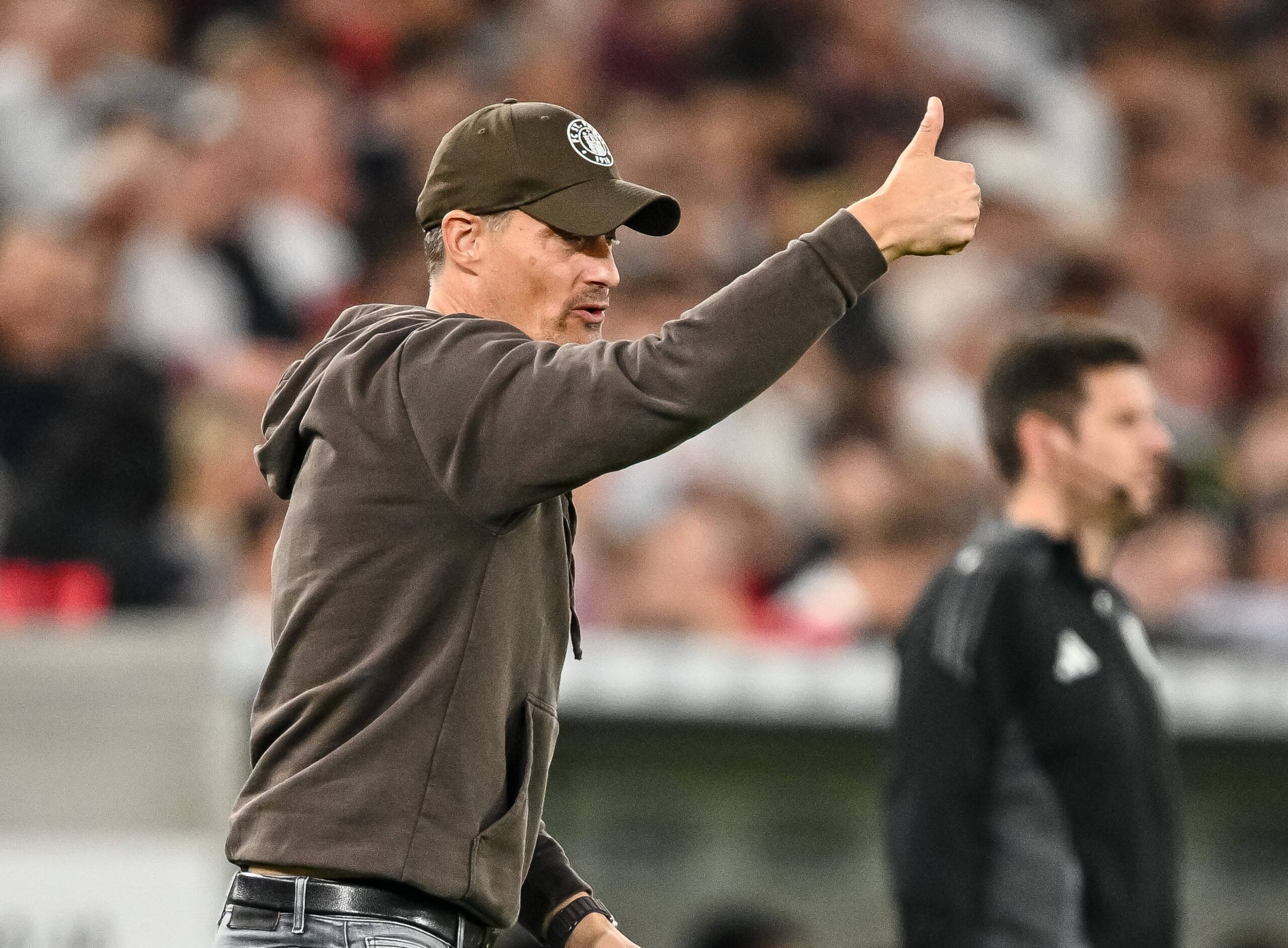 Alexander Blessin zeigt in Stuttgart den Daumen hoch