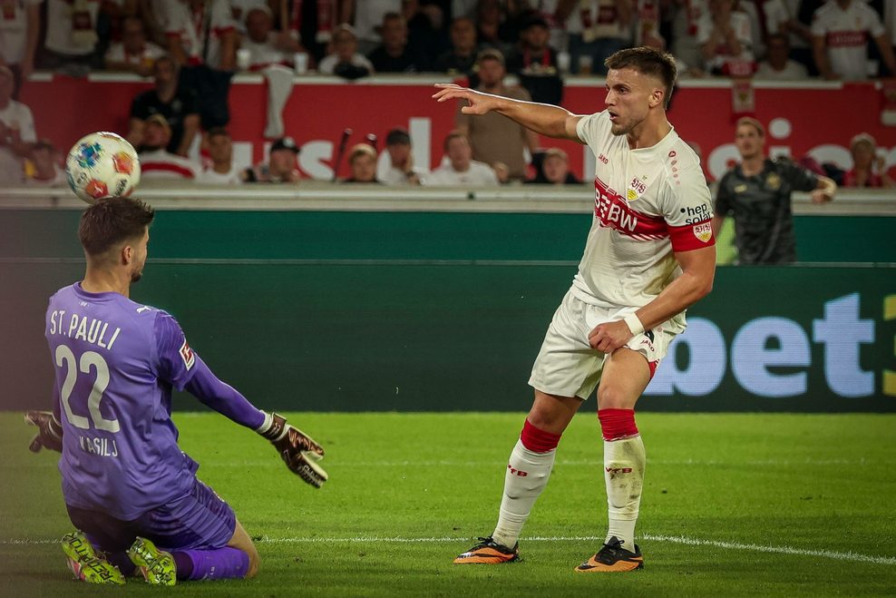 Ermedin Demirovic chipt den Ball über Nikola Vasilj hinweg ins Tor.