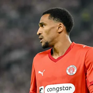 Andreas Hountondji bei der St. Pauli-Niederlage in Stuttgart