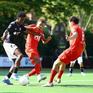 Elias Assiaw im Zweikampf mit Josh Görtzen
