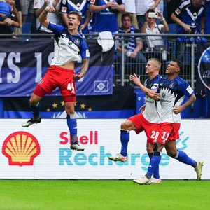 Luka Vuskovic springt beim Torjubel neben Miro Muheim und Ransford Königsdörffer in die Luft