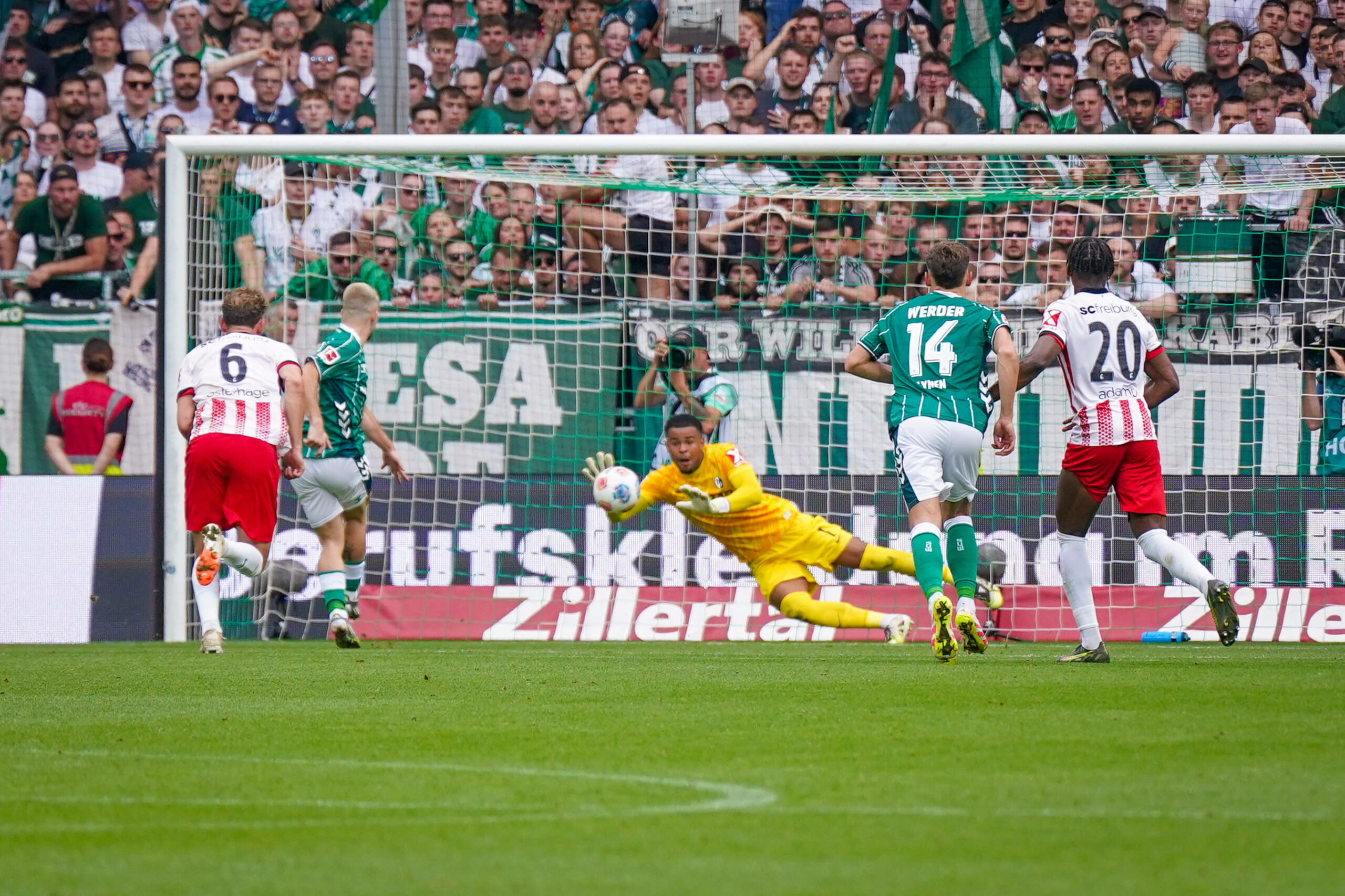 Bundesliga: Freiburgs Torwart Noah Atubolu pariert einen Elfmeter von Bremens Romano Schmid