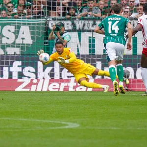 Bundesliga: Freiburgs Torwart Noah Atubolu pariert einen Elfmeter von Bremens Romano Schmid