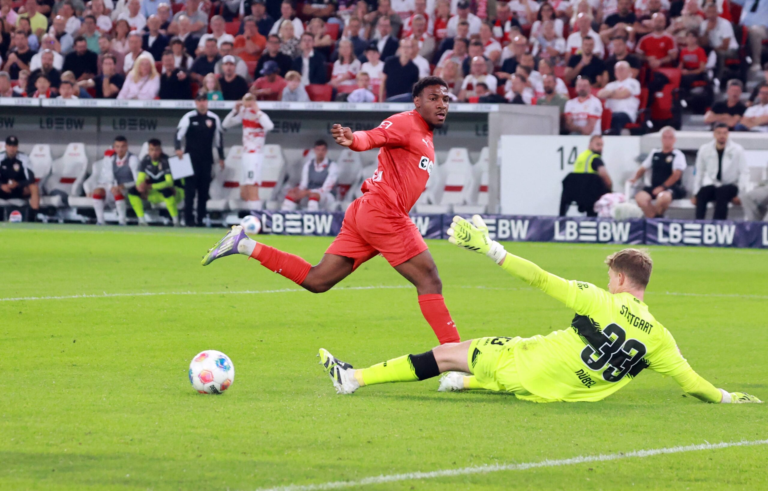 Oladapo Afolayan vergibt eine Chance in Stuttgart