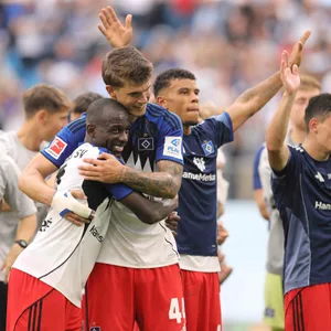 Luka Vuskovic feiert mit seinen HSV-Kollegen den Sieg.