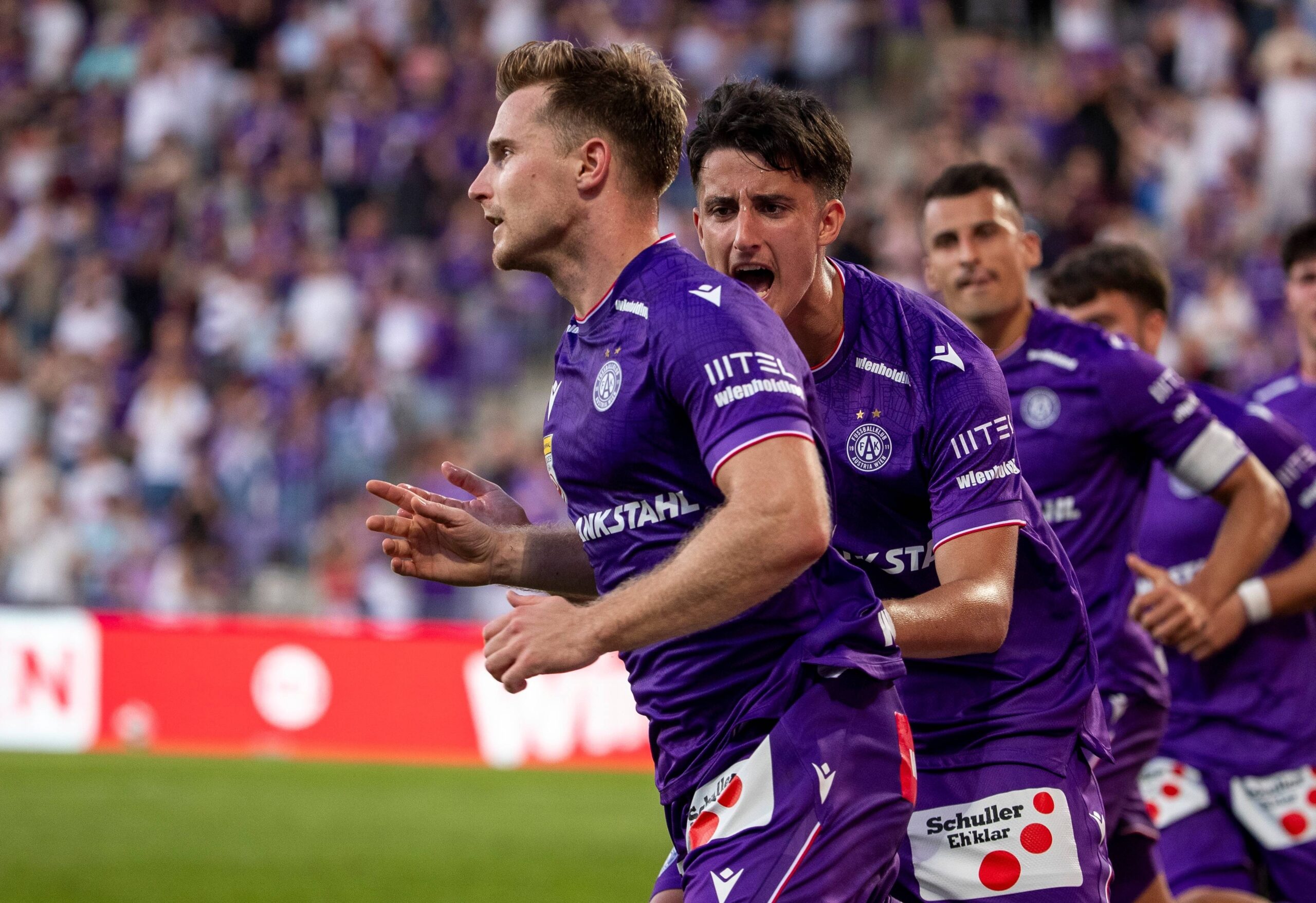 Johannes Eggestein bejubelt ein Tor für Austria Wien