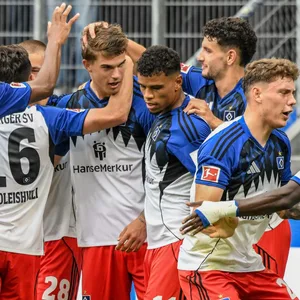 Warmed Omari, Giorgi Gocholeishvili, Miro Muheim, Luka Vuskovic, Ransford Königsdörffer, Daniel Elfadli, Nicolai Remberg und Jean-Luc Dompé jubeln im Pulk