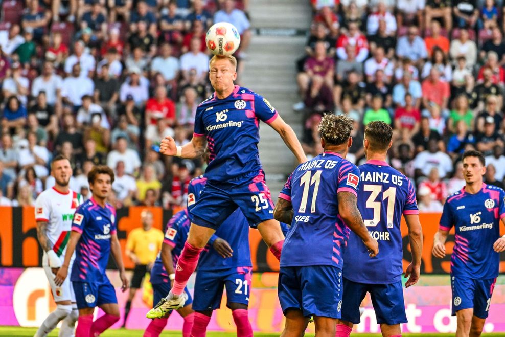Andreas Hanche-Olsen beim Kopfball