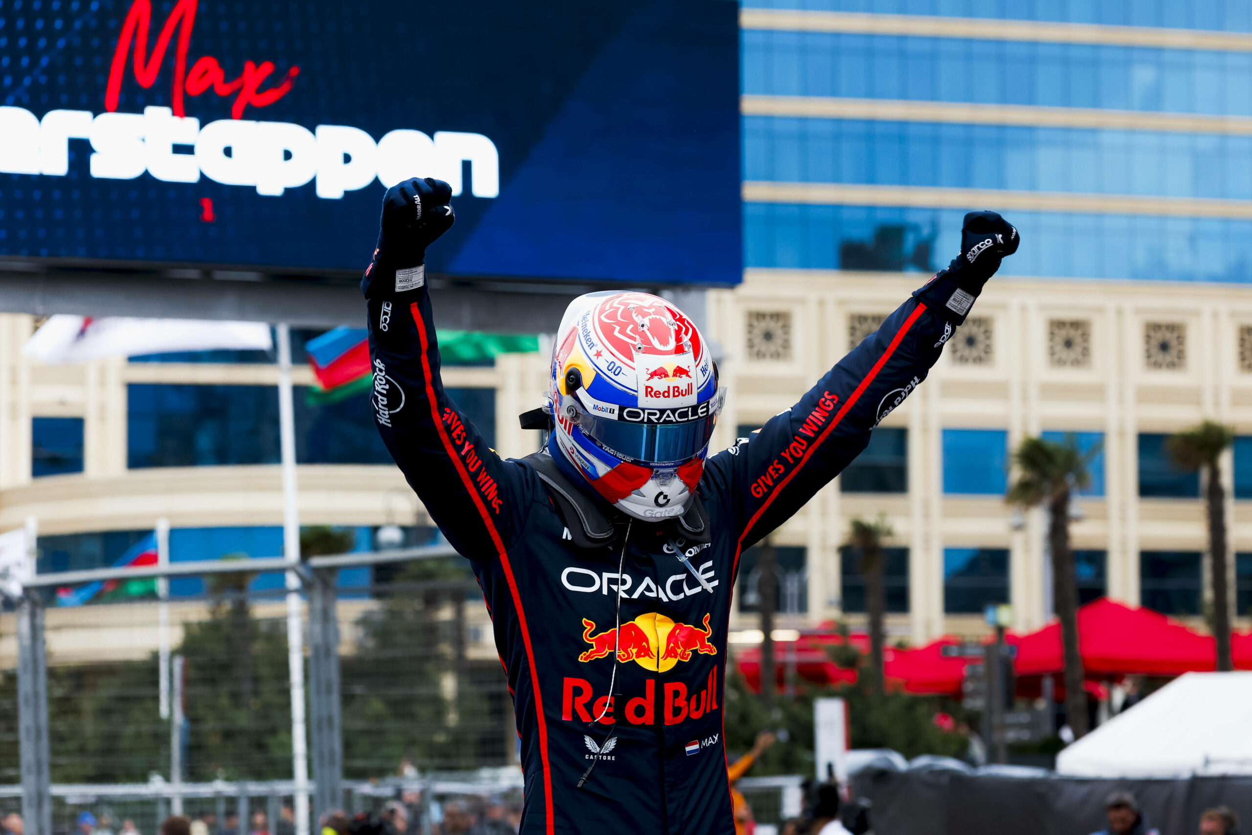Verstappen bejubelt seinen Sieg.