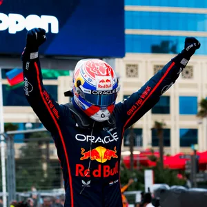 Verstappen bejubelt seinen Sieg.
