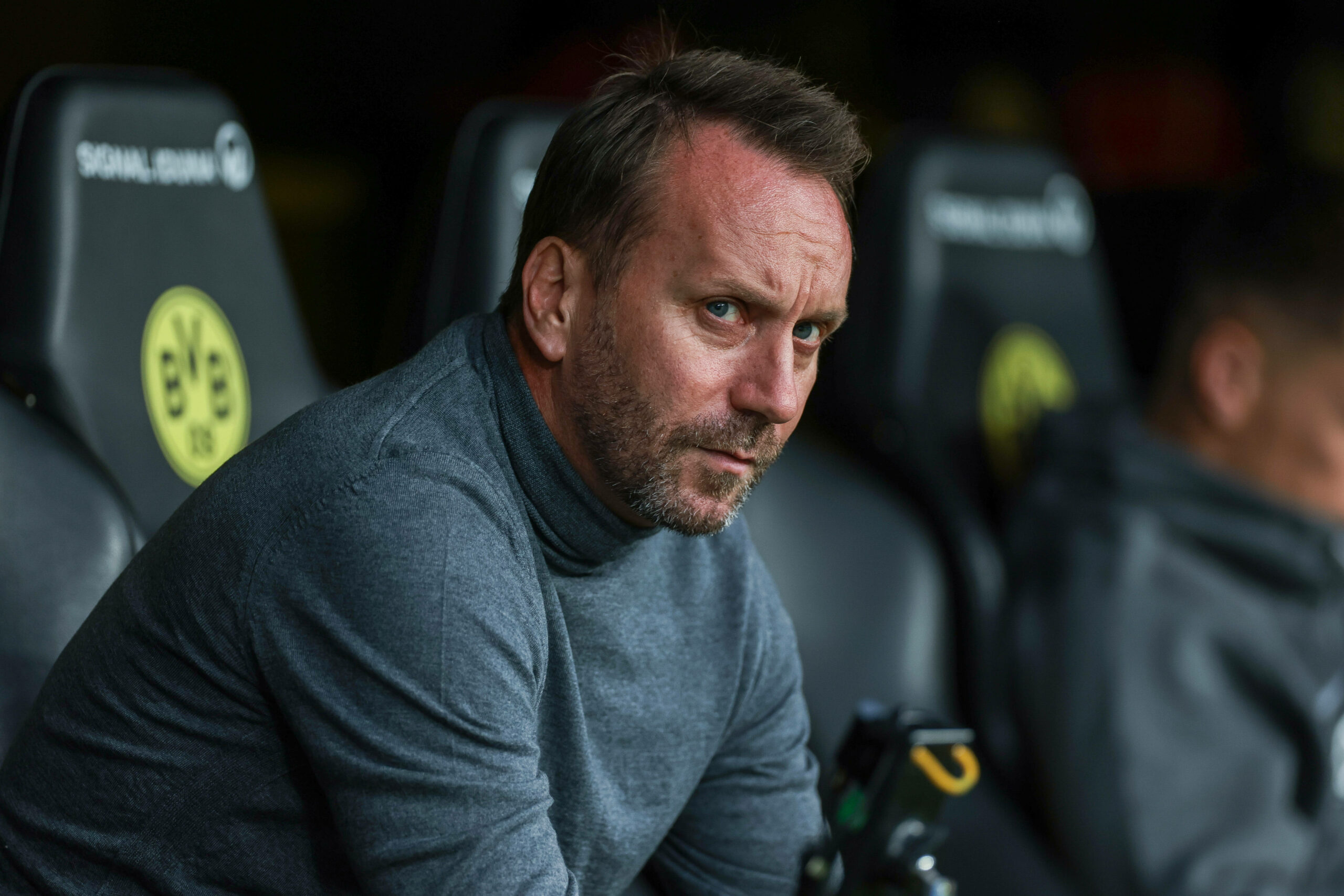 Sebastian Schindzielorz auf der Bank im Signal Iduna Park.