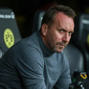 Sebastian Schindzielorz auf der Bank im Signal Iduna Park.