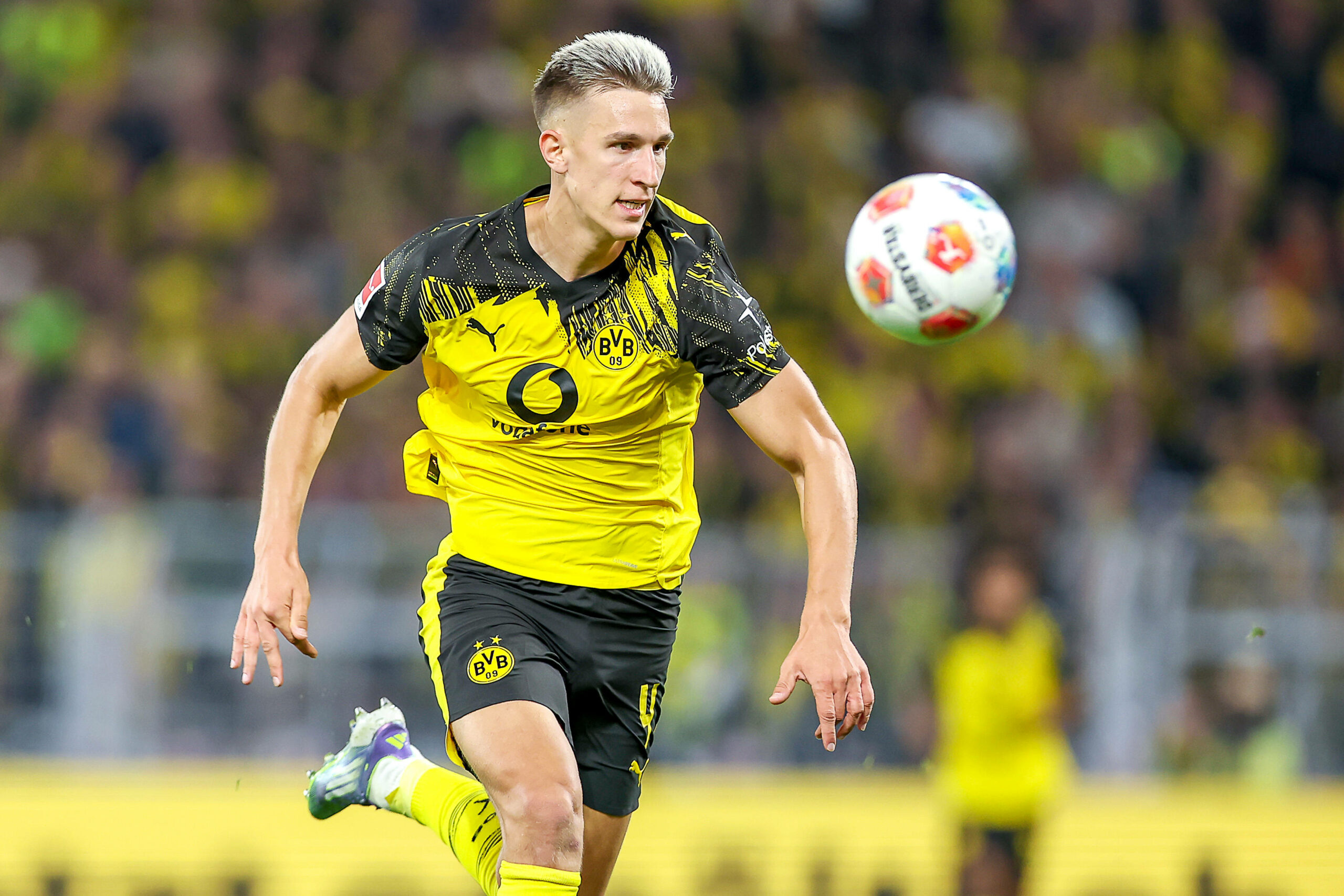 Nico Schlotterbeck läuft dem Ball hinterher.