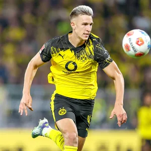 Nico Schlotterbeck läuft dem Ball hinterher.