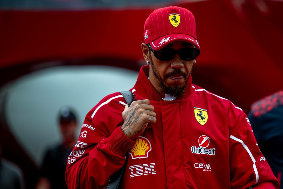 Lewis Hamilton in Ferrari Kleidung.