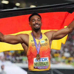 Leo Neugebauer mit Goldmedaille und Deutschland Fahne.